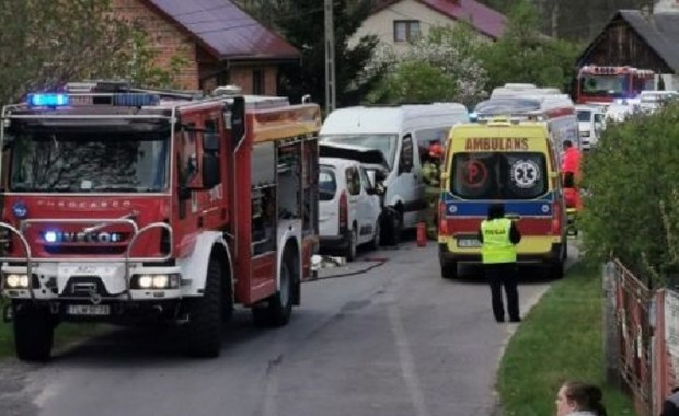 Zderzenie busa z autem osobowym. Są poszkodowani