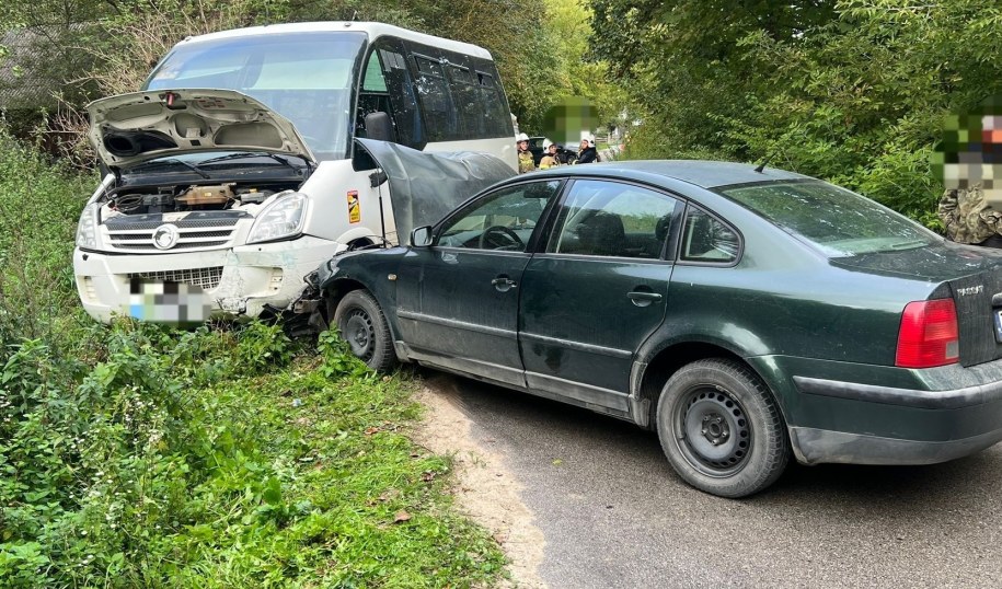 Zderzenie busa z osobówką w Linowie /KPP Sandomierz /Policja