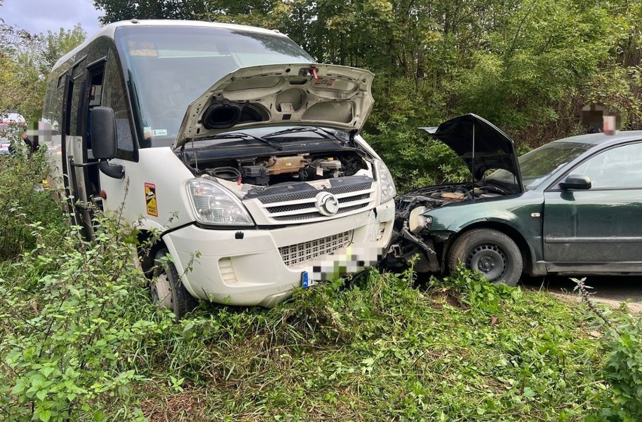 Zderzenie busa z osobówką w Linowie /KPP Sandomierz /Policja