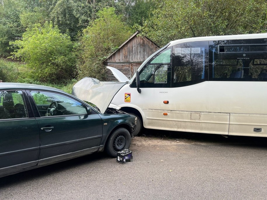 Zderzenie busa z osobówką w Linowie /KPP Sandomierz /Policja
