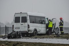 Zderzenie busa z samochodem osobowym. 22 osoby ranne