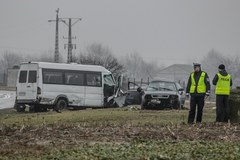 Zderzenie busa z samochodem osobowym. 22 osoby ranne