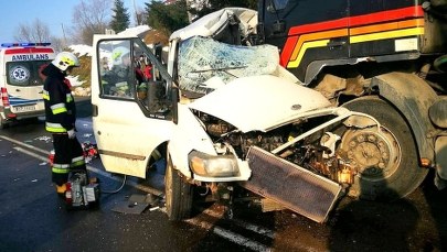 Zderzenie busa z tirem w Birczy. 2 osoby zginęły, są ranni