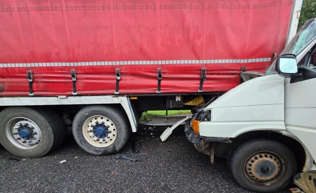 Zderzenie ciężarówki i samochodu dostawczego. "Centymetry od tragedii"