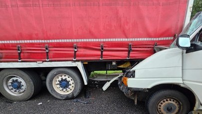 Zderzenie ciężarówki i samochodu dostawczego. "Centymetry od tragedii"