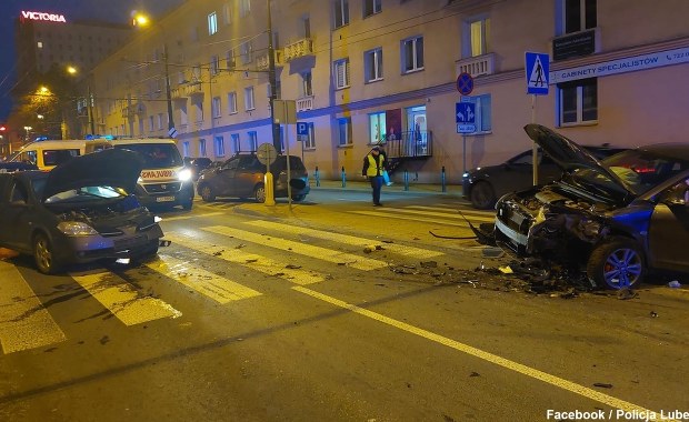 Zderzenie czterech aut w centrum Lublina. Poszkodowanych dwoje pieszych