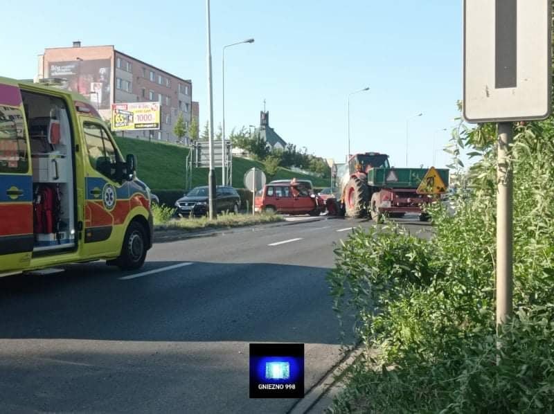 Zderzenie Daewoo Tico i Zetora w Gnieźnie. foto - Gniezno 998 /Informacja prasowa