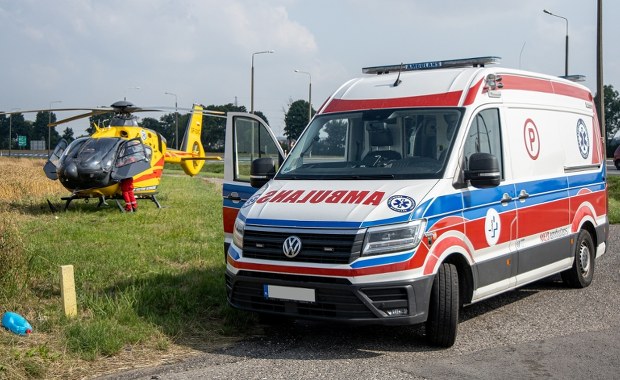 Zderzenie dwóch aut, jedno stanęło w płomieniach. Są ranni