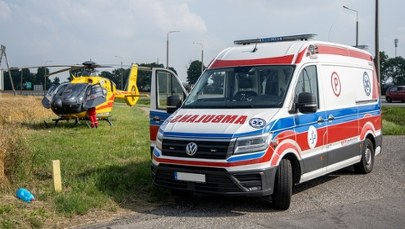 Zderzenie dwóch aut, jedno stanęło w płomieniach. Są ranni