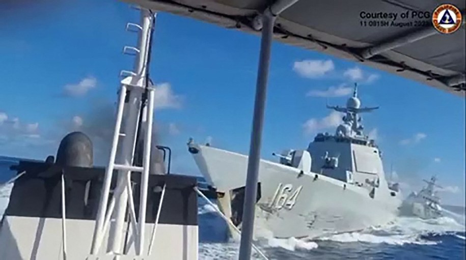 Zderzenie dwóch chińskich statków na Morzu Południowochińskim. Próbowały przegonić jednostkę Filipin. /Handout / Philippine Coast Guard (PCG) / AFP /East News