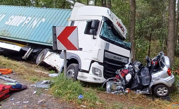 Zderzenie dwóch osobówek i tira na Mazowszu. Cztery osoby ranne