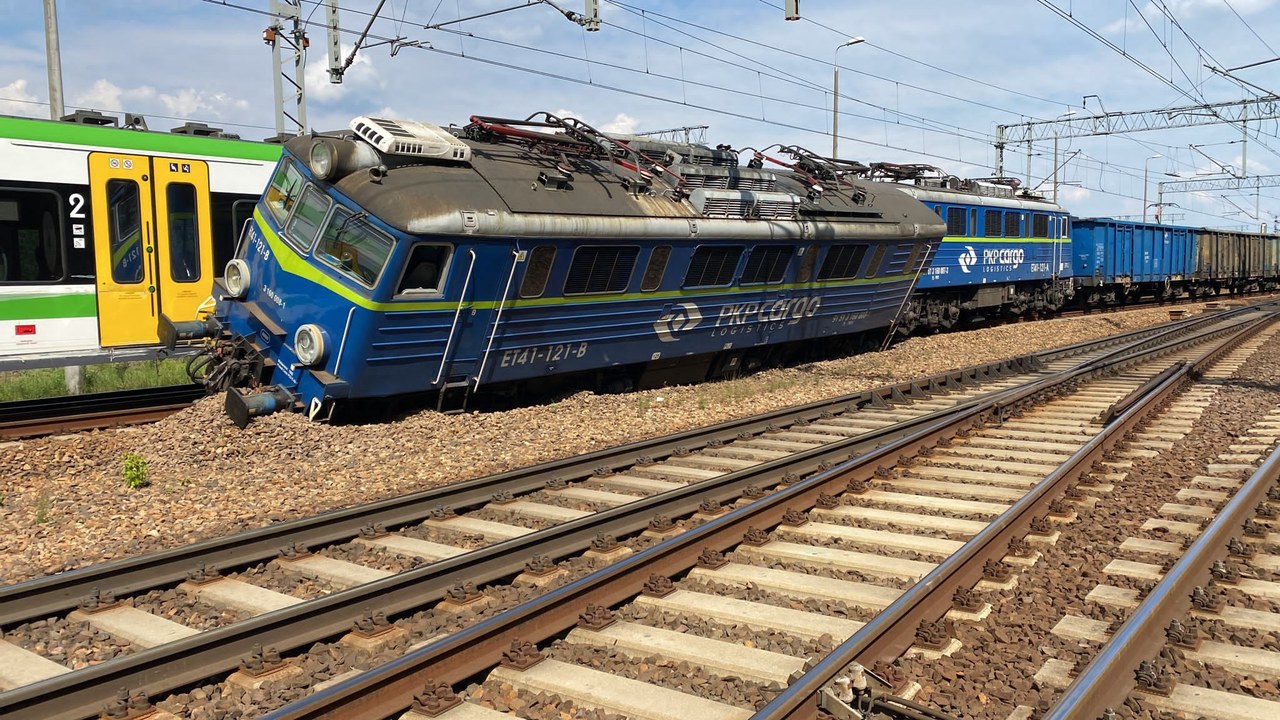 Zderzenie dwóch pociągów w Skierniewicach. "Należy spodziewać się opóźnień"