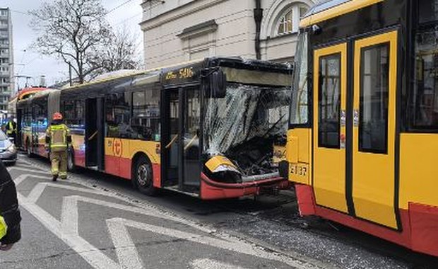Zderzenie dwóch tramwajów i autobusu w centrum Warszawy. 23 osoby poszkodowane