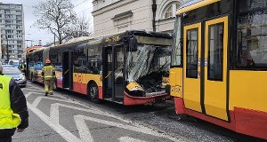 Zderzenie dwóch tramwajów i autobusu w centrum Warszawy. 23 osoby poszkodowane