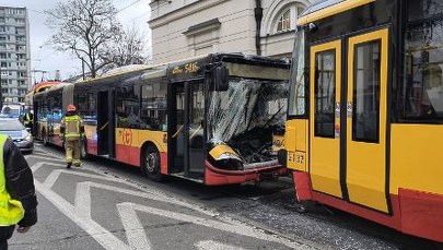 Zderzenie dwóch tramwajów i autobusu w centrum Warszawy. 23 osoby poszkodowane