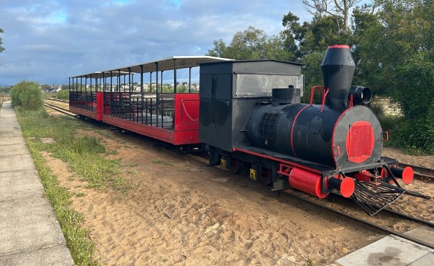 Zderzenie dwóch turystycznych pociągów w kurorcie. Są ranni