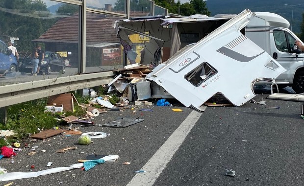 Zderzenie kampera z ciężarówką na zakopiance. Dwie osoby ranne