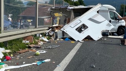 Zderzenie kampera z ciężarówką na zakopiance. Dwie osoby ranne