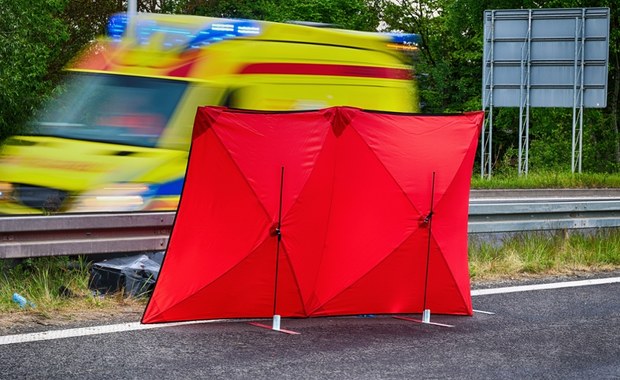 Zderzenie karetki z autem osobowym. Jedna osoba nie żyje 