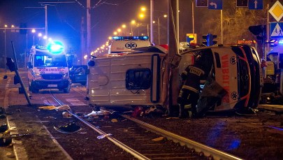 Zderzenie karetki z autem osobowym we Wrocławiu