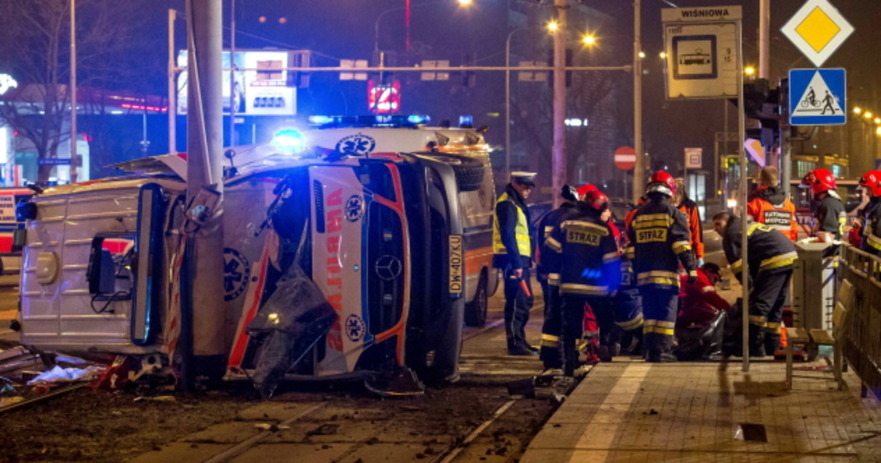 Zderzenie karetki z autem osobowym we Wrocławiu