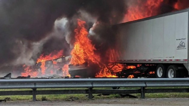Zderzenie kilku pojazdów i pożar na autostradzie w Alucha na Florydzie /X-news