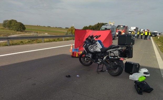 Zderzenie motocyklisty z busem na A1. Nie żyje jedna osoba