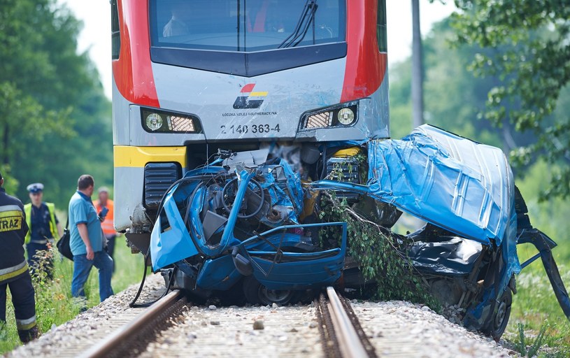 Zderzenie nawet z niezbyt szybko jadącym pociągiem potrafi mocno zniszczyć samochód /Łukasz Szeląg /Reporter
