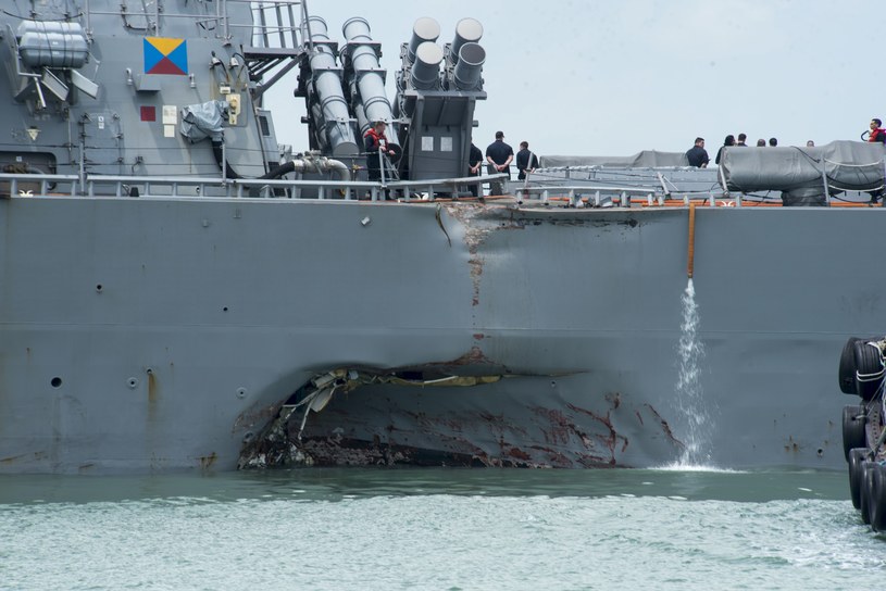 Zderzenie niszczyciela USS John McCain z liberyjskim tankowcem /UNITED STATES NAVY 7TH FLEET /AFP