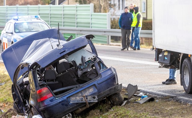 Zderzenie osobówki i busa. Jedna osoba zginęła