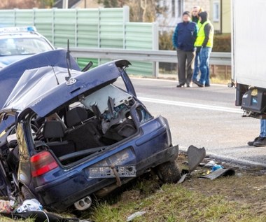 Zderzenie osobówki i busa. Jedna osoba zginęła
