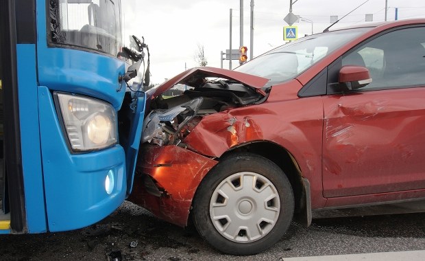 Zderzenie osobówki z autobusem MPK we Wrocławiu. Są ranni