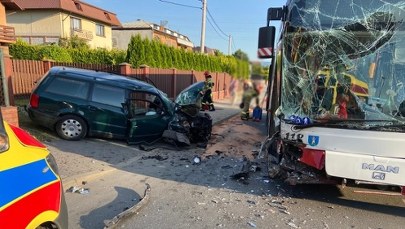 Zderzenie osobówki z autobusem w Nowym Sączu. Dzieci wśród poszkodowanych