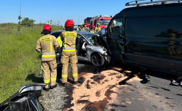 Zderzenie osobówki z busem. Tragiczny wypadek w Wielkopolsce