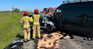 Zderzenie osobówki z busem. Tragiczny wypadek w Wielkopolsce