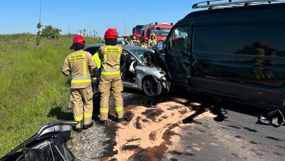 Zderzenie osobówki z busem. Tragiczny wypadek w Wielkopolsce