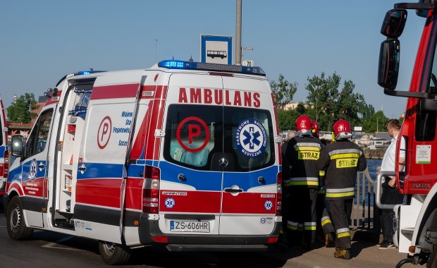 Zderzenie osobówki z karetką. Cztery osoby ranne, w tym dwoje dzieci