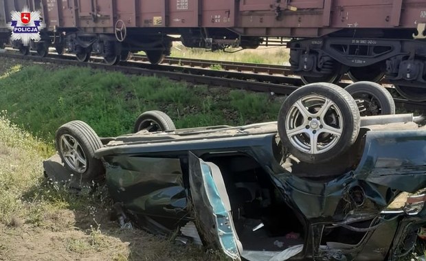 Zderzenie osobówki z pociągiem w Hordzieżce. 4 osoby ranne, w tym dwoje dzieci