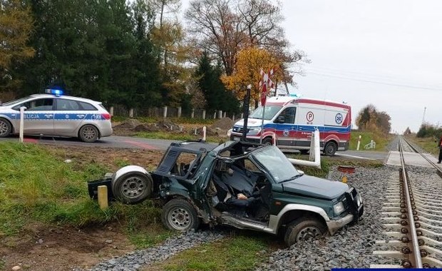 Zderzenie osobówki z szynobusem. Kierowca zlekceważył znak "Stop"