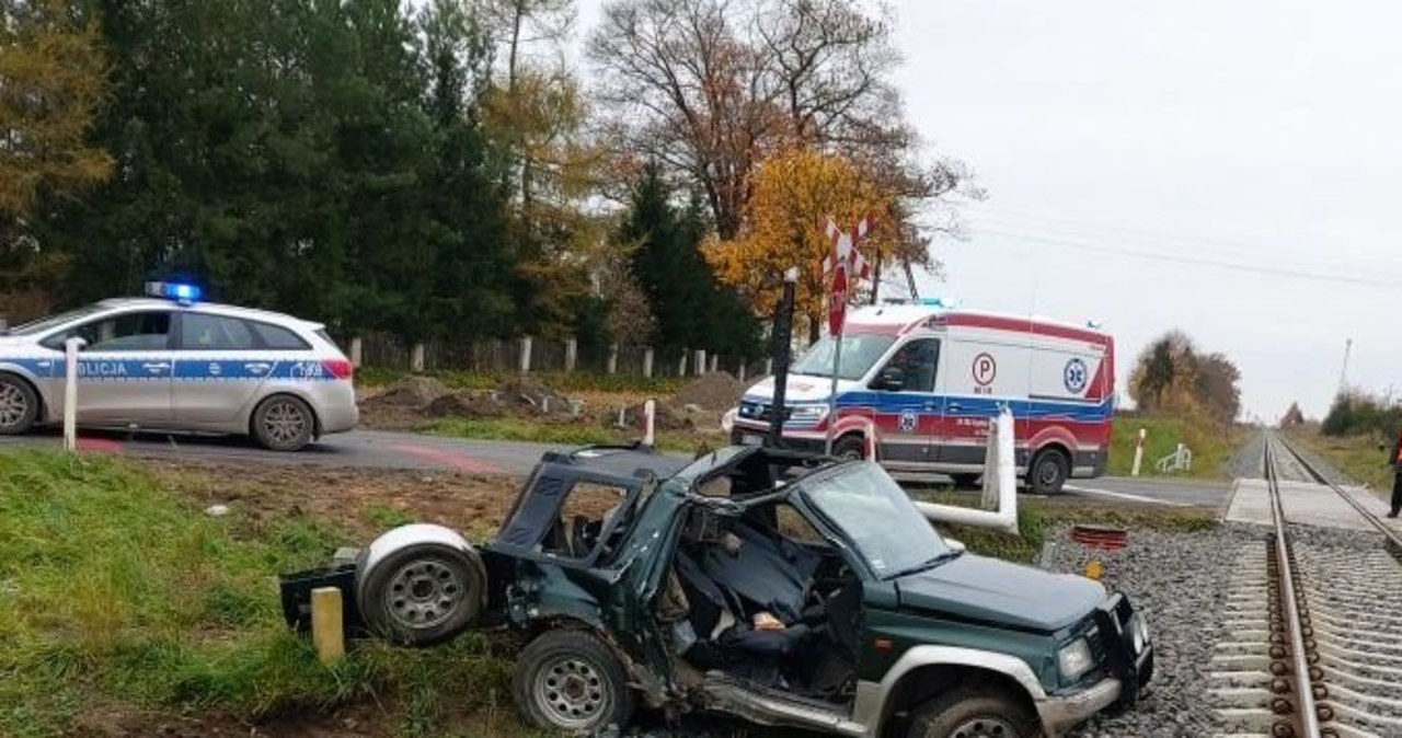 Zderzenie osobówki z szynobusem. Kierowca zlekceważył znak "Stop"