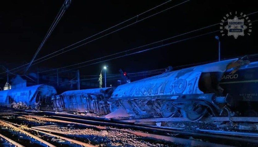 Zderzenie pociągów na Śląsku. Jedna osoba trafiła do szpitala