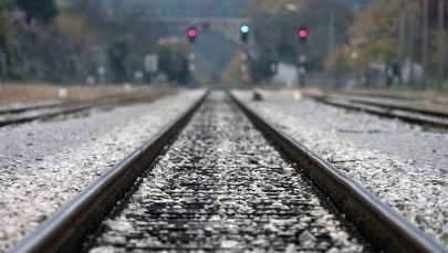 Zderzenie pociągu z autem osobowym. Ranny maszynista