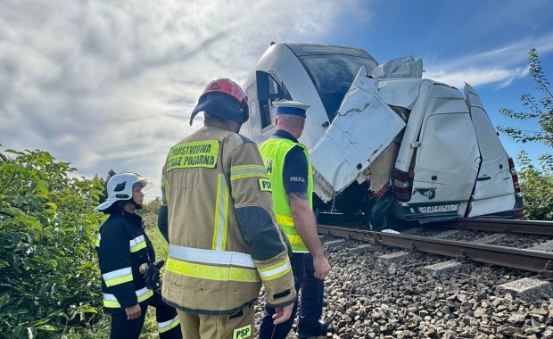 Zderzenie pociągu z busem na Pomorzu. 300 osób ewakuowanych