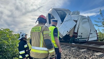 Zderzenie pociągu z busem na Pomorzu. 300 osób ewakuowanych