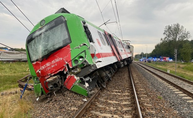 Zderzenie pociągu z ciężarówką na Podlasiu. Ewakuowano pasażerów
