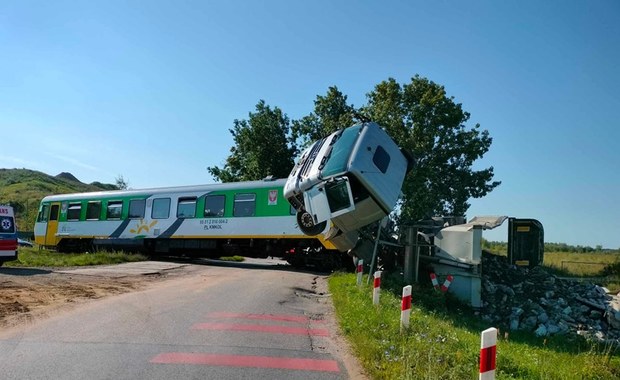 Zderzenie pociągu z ciężarówką niedaleko Płońska. Są poszkodowani