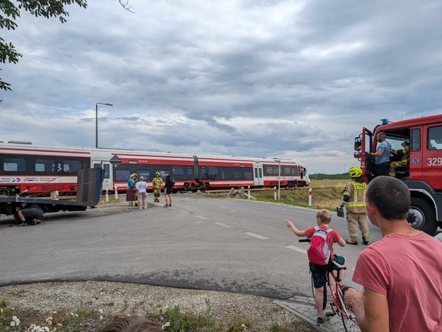 Zderzenie pociągu z ciężarówką pod Poznaniem /Łukasz Ławrysz /