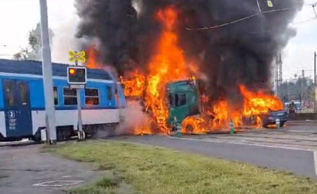 Zderzenie pociągu z ciężarówką w Czechach. Ranny polski kierowca