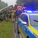 Zderzenie pojazdu wojskowego z osobówką. Trzy osoby w szpitalu