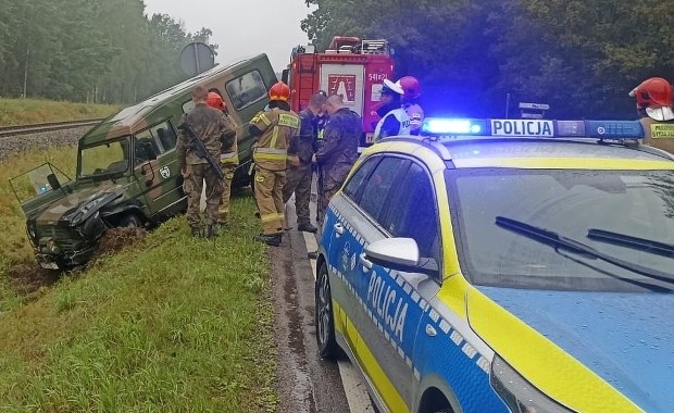 Zderzenie pojazdu wojskowego z osobówką. Trzy osoby w szpitalu